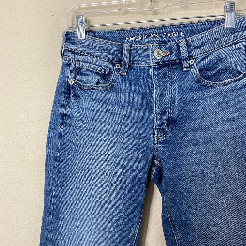 American Eagle Tomgirl Medium Wash Button Tab Straight Leg Jeans Size 28” - Picture 7 of 15